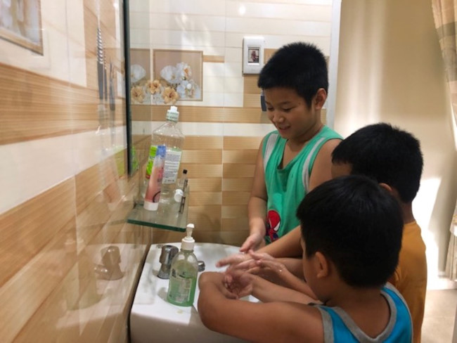 Nhắc nhở học sinh thường xuyên rửa tay thật sạch bằng xà phòng diệt khuẩn