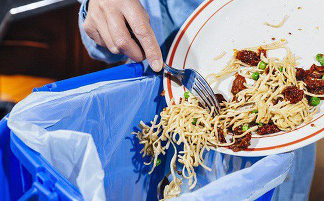 Thức ăn dư thừa bỏ túi nilon bỏ thùng rác